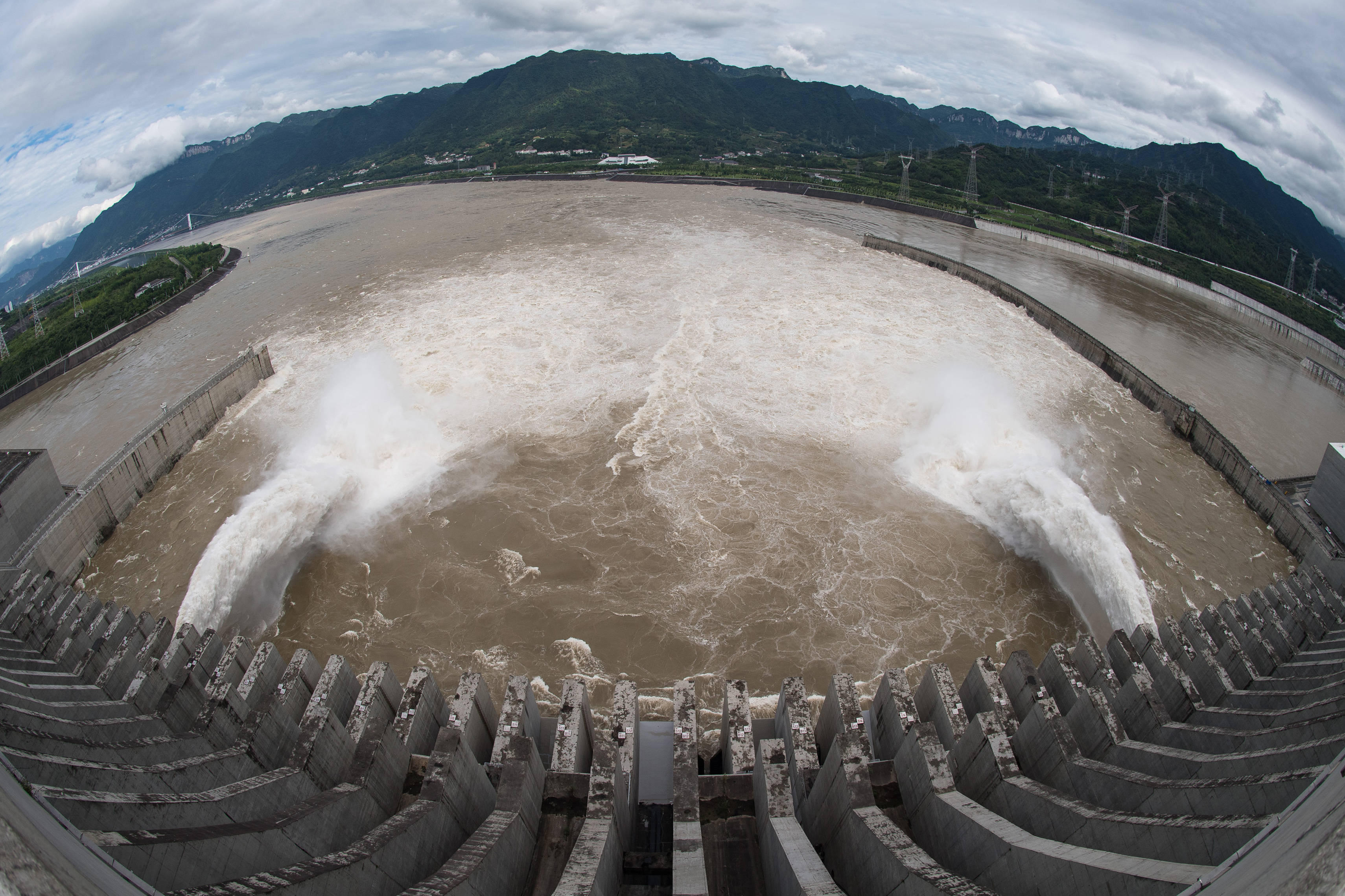 三峡工程今年首次泄洪 近期或迎新一轮洪水