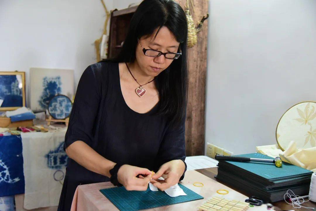 《厦门人的一天》:染在指尖的艺术_蔡黎翡