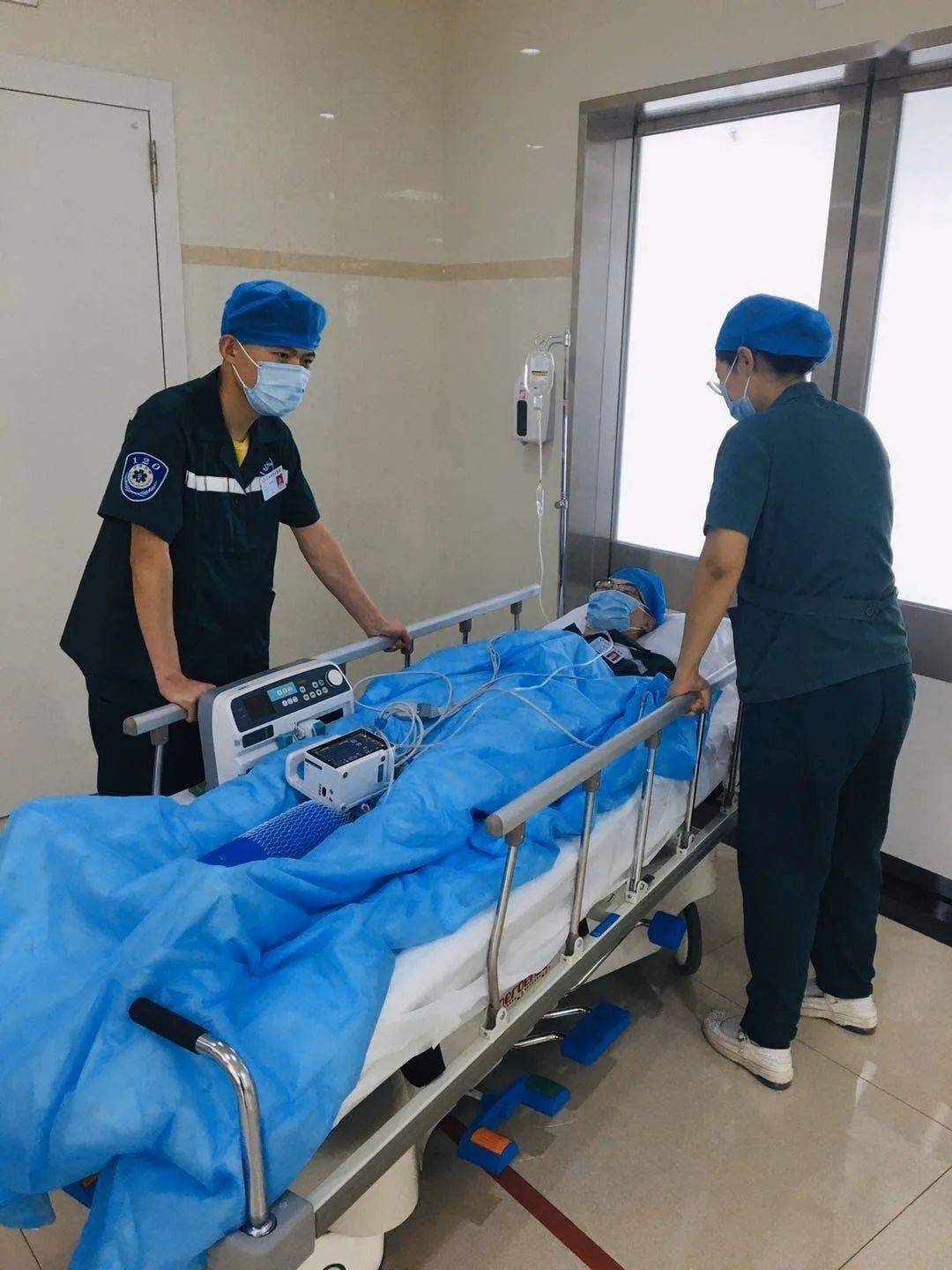 场景一:一名坠落伤患者由120救护车送入.