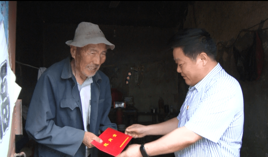 区委常委区纪委书记区监委主任袁邦庆七一前夕走访慰问因病致贫群众和