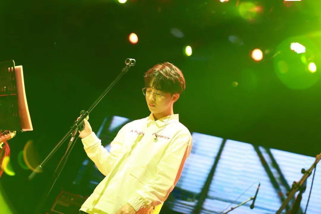 徐秉龙丨只要有想见的人你就不是一个人