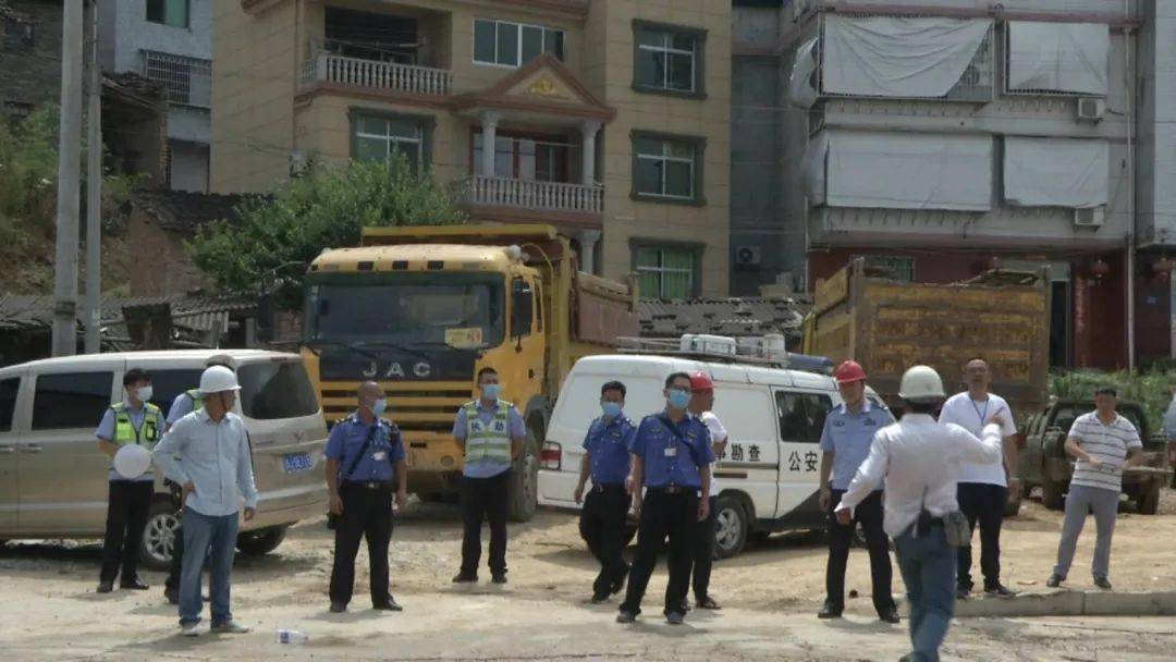 交警大队,宁德市生态环境局古田分局组成联合执法队,对城区渣土车运输