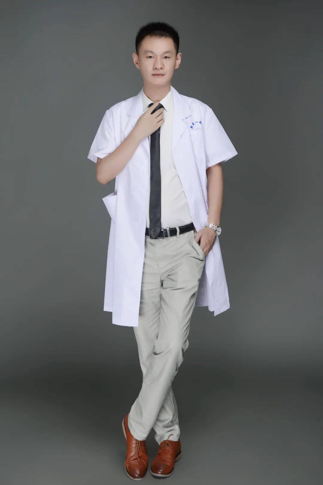 还被同事们称为颜值担当,"男一号"90后医生,再不更新就要取消关注了!