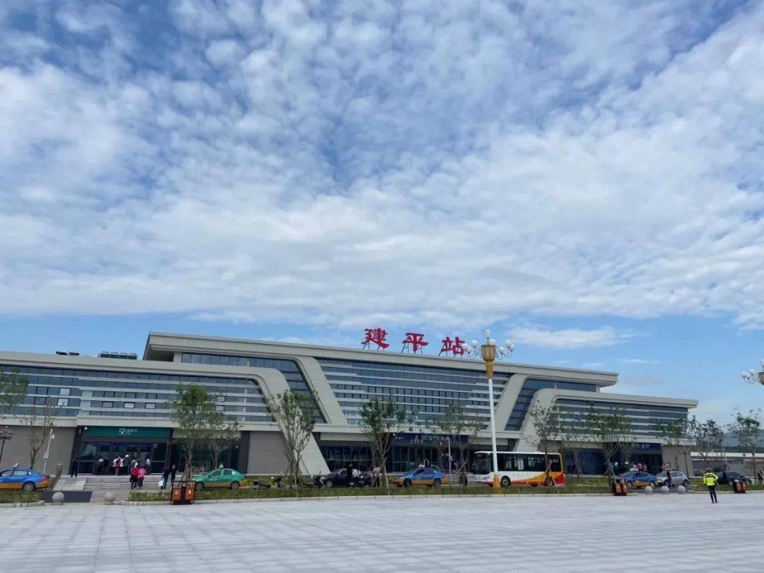 《畅行1043》主播带你领略高铁魅力_建平