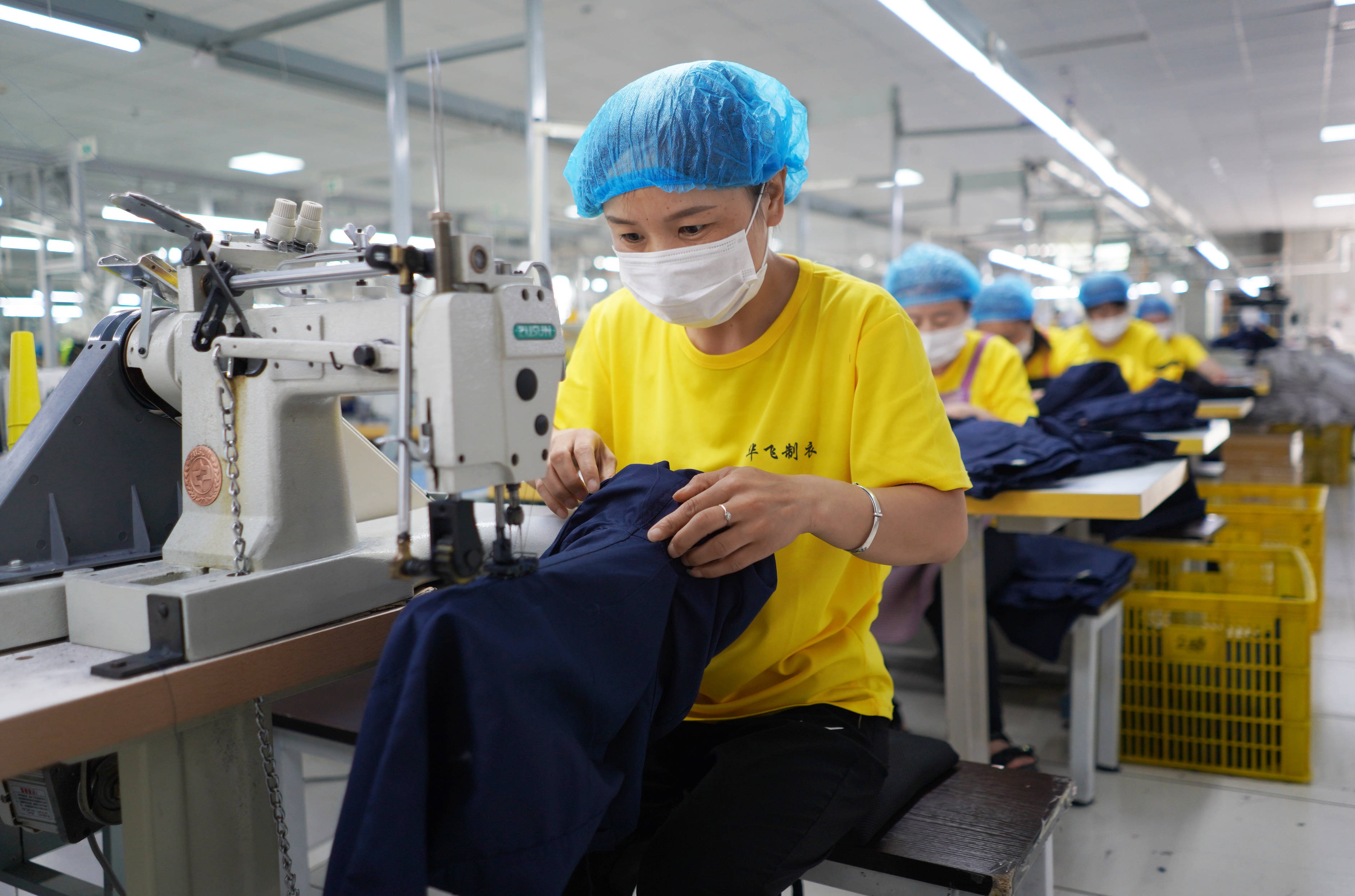 7月1日,河北省内丘县一家服装生产企业的员工在车间内加工服装.