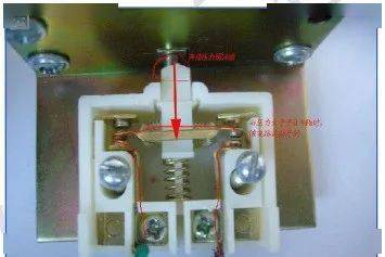 (2)行程開關的拆卸更換打開空氣發生器機箱,找到行程開關,使用工具