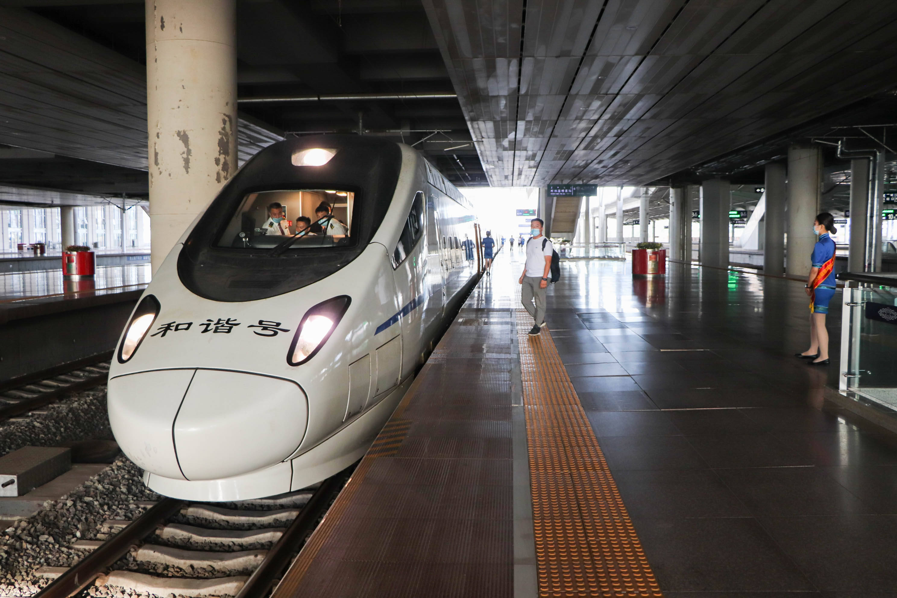 呼和浩特与太原间首开动车组列车_火车站