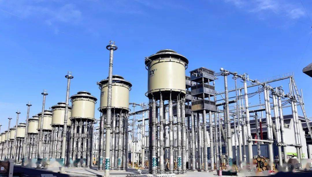 用专业的话来说:它形成了四端环形柔性直流电网,采用双极主接线,配置