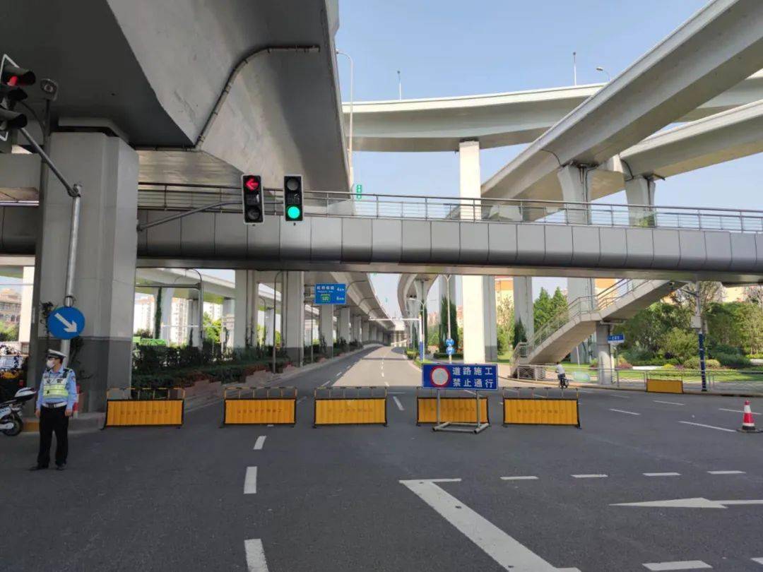 突发上海北翟路路面塌陷交通中断封闭抢修至少3天