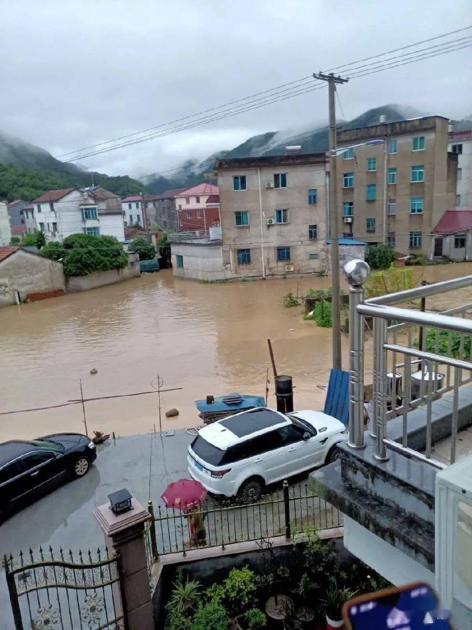 绍兴这地方发大水了!车被冲走,路都没了,水漫大佛寺!太震惊了!