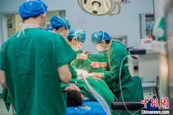 三亚中心医院妇产科,麻醉科,新生儿科为四胞胎保驾护航徐敬供图