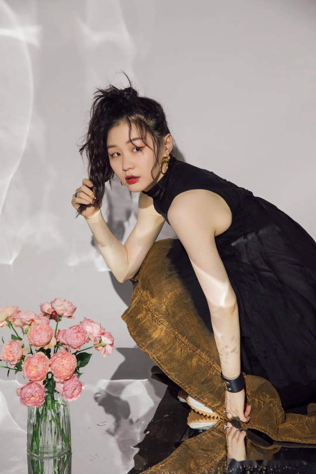 先砸了李佳琦的场,又来踢我的馆,她为啥会有男女通吃的魅力?_金靖