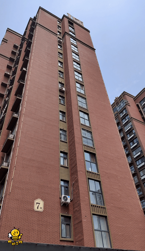 一男子在半岛城邦高空坠楼!所谓男童玩手机被炸身亡是谣言