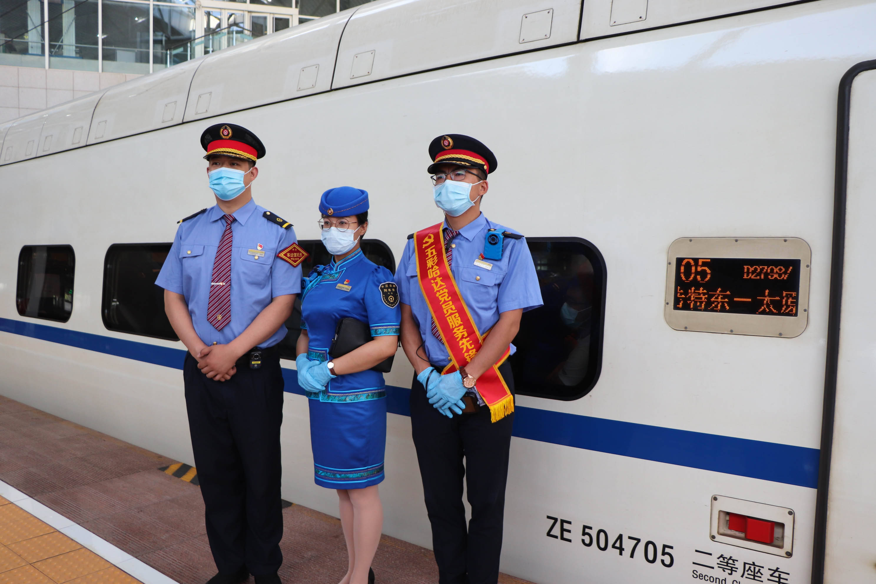 7月1日,在呼和浩特东火车站,铁路工作人员在d2798次"和谐号"动车组