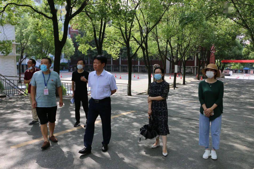 上午,肖生娥一行先后来到文峰中学,笔架山中学,高基