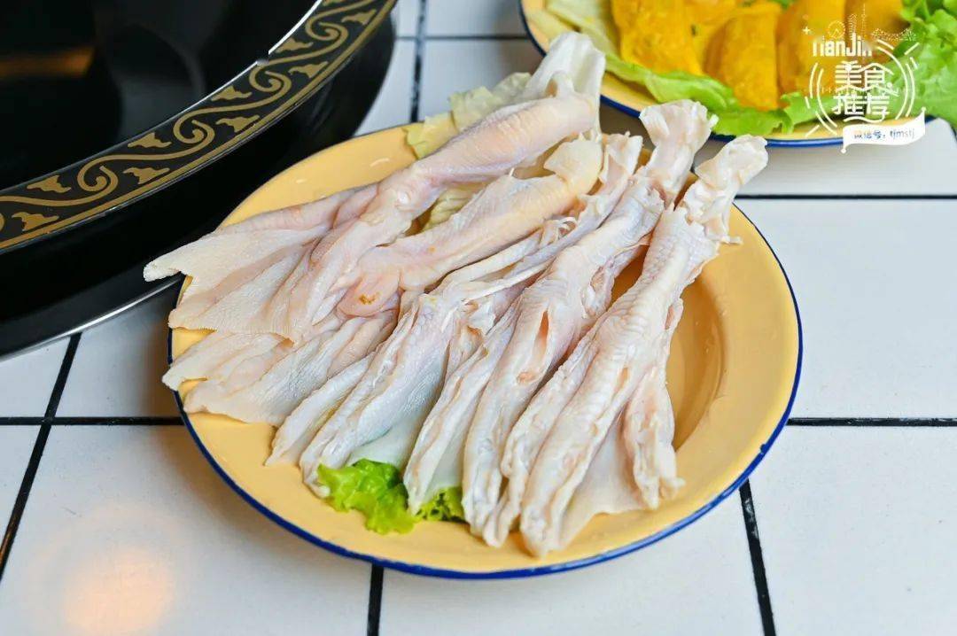 那  柔韧无骨的涮鸭掌,筋多皮厚,鲜香耐嚼.细腻脆滑,口口生香.