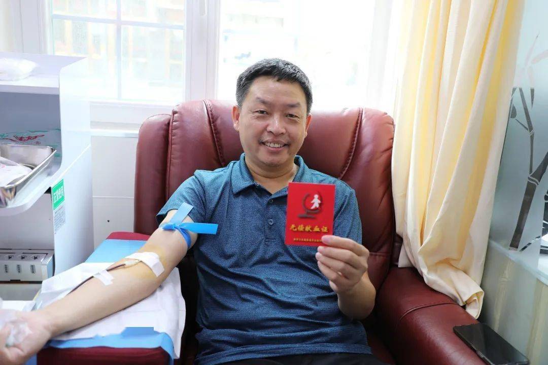 市卫生健康委党委委员,副主任李跃辉带头献血