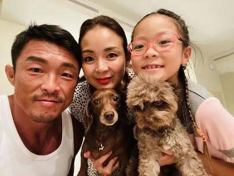 秋小爱除了演戏,她也会唱歌,《隐秘的角落》的片尾曲"恐怖童谣"《白船