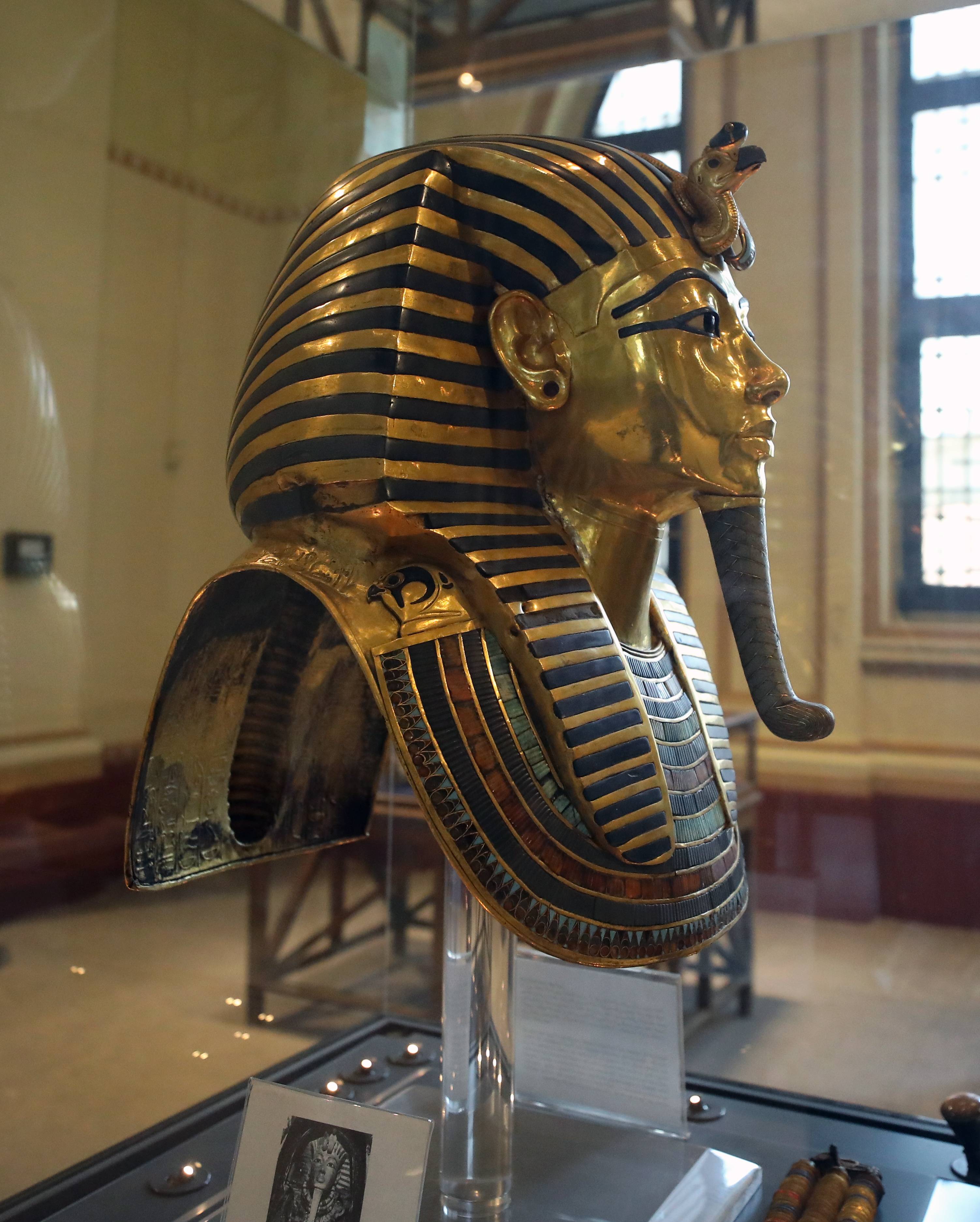 的游客在位于埃及首都开罗市中心的埃及博物馆参观图坦卡蒙黄金面具