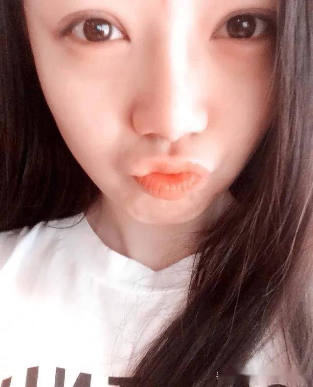 现实生活中,她喜欢自拍……屠画,她是《大周小冰人》里的颜