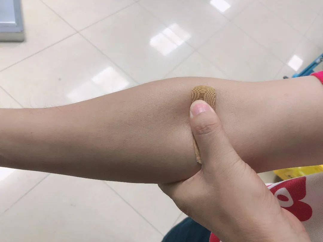 方式三:为避免按压不正确导致手臂淤血,海南省血液中心已统一为献血者