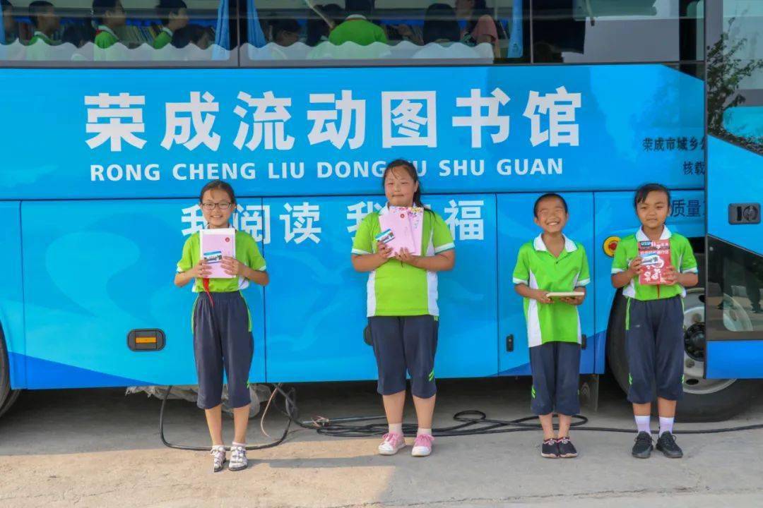 车上的所有图书全部免费提供给师生阅读,师生无需离校,就可以享受到