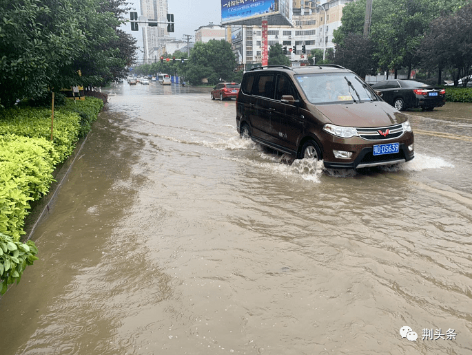暴雨袭荆州路面这样的风景最动人