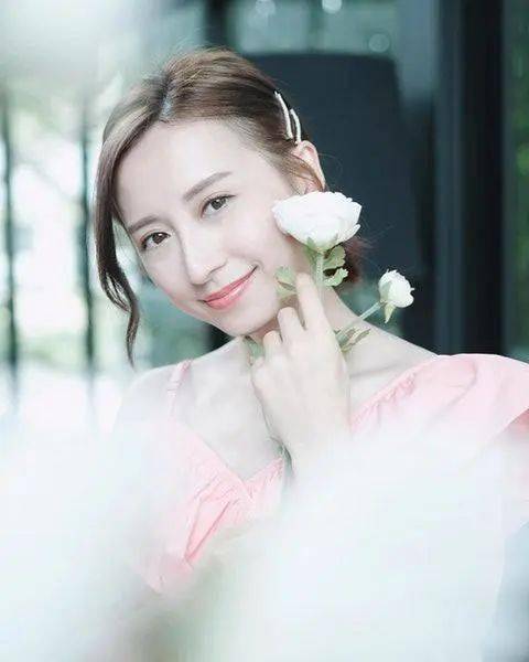 16岁时,龚嘉欣就已经开始开始做硬照的模特.