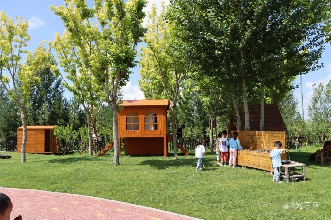 玩水玩沙都弱爆了阳光下草地上这所公立园700多张孩子的笑脸太治愈了