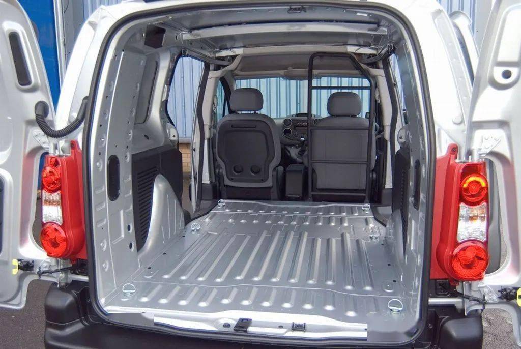 一是因为它们设计用途中,拉货真的是重点之一.