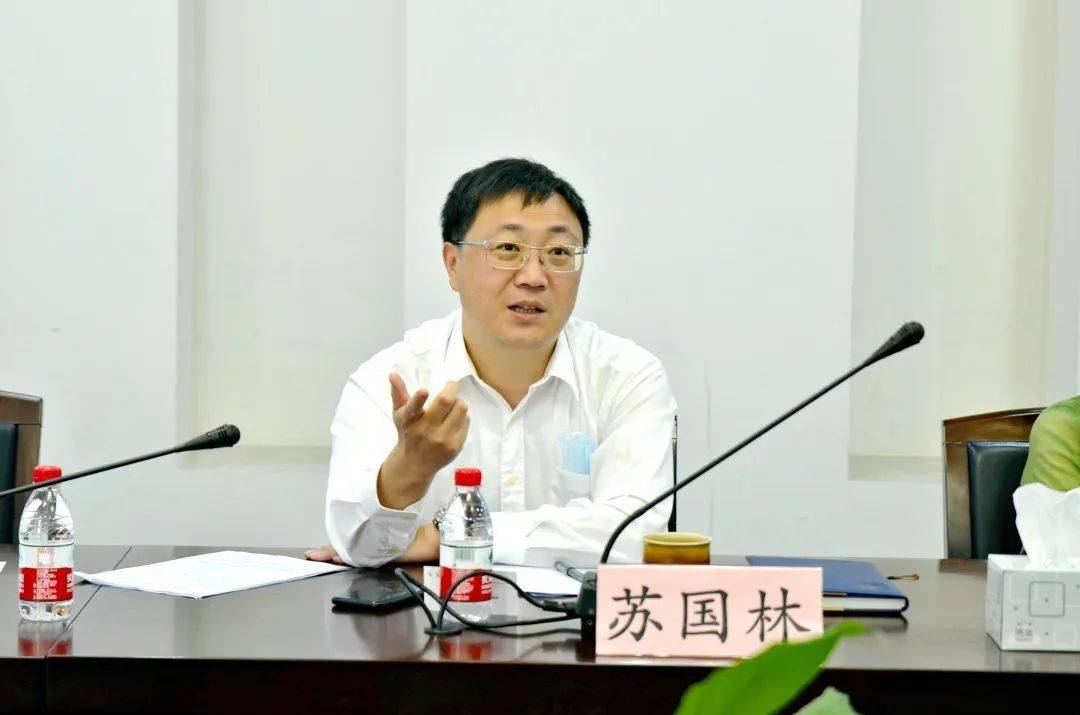 曹路镇党委书记苏国林就农村集体经济发展,农民集中居住,农民生活保障