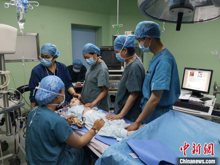 图为医生在为男孩手术中. 魏然 摄