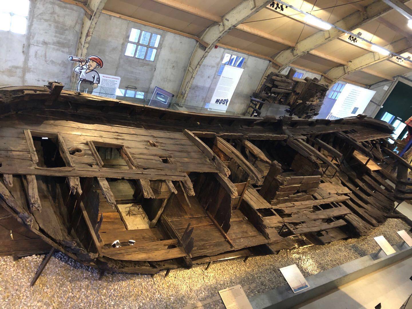 游客可以参观木雕工作室,船厂和"巴达维亚号"的木刻作品都出自这里.