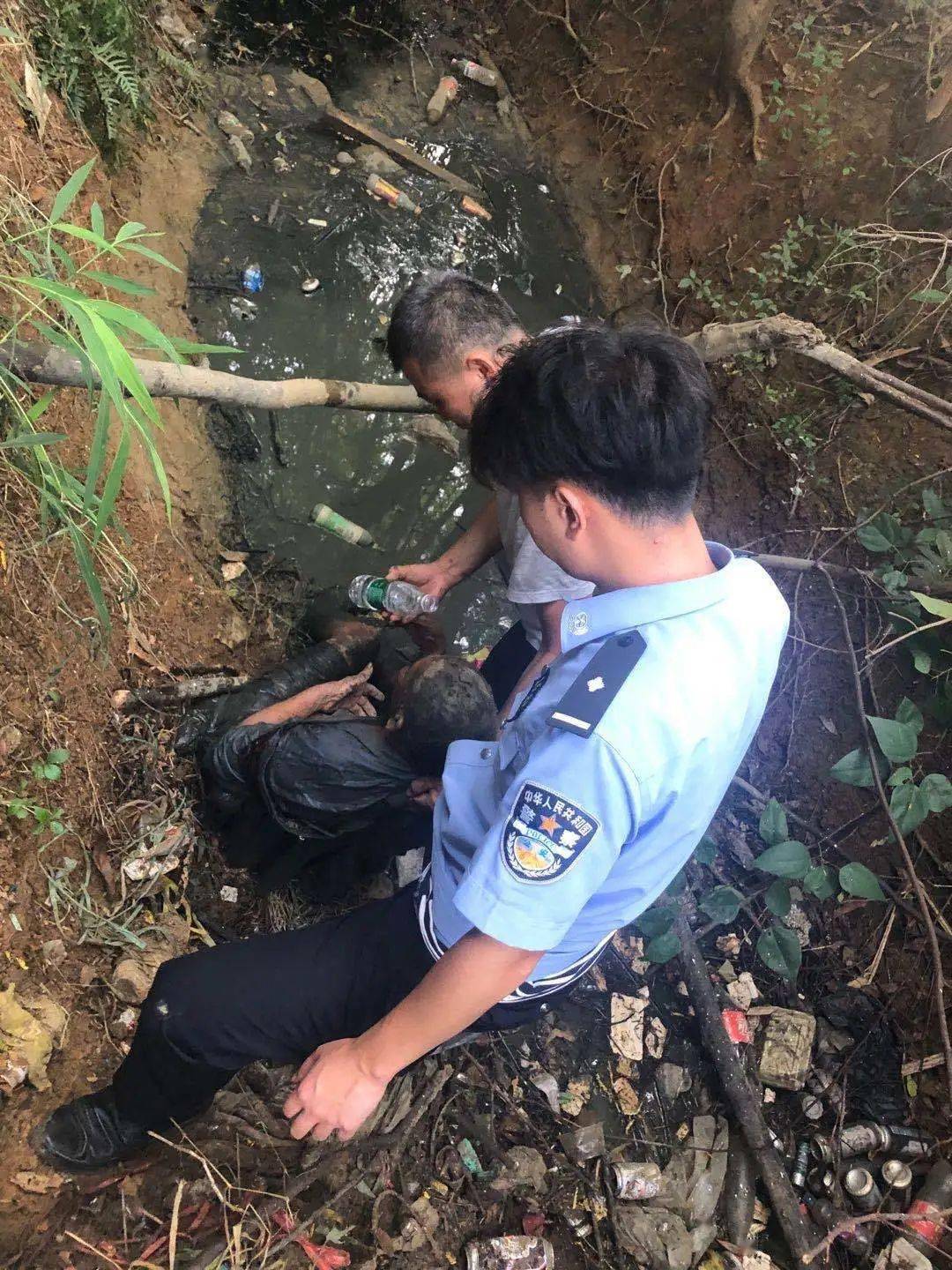崇左一老人掉入臭水沟一天一夜!