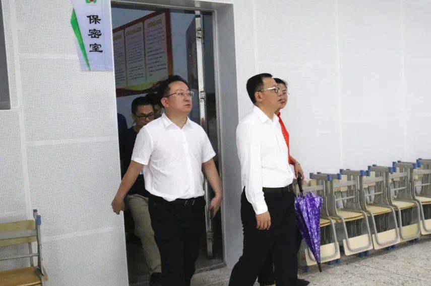 副区长郑映微,潮阳区教育局局长吴华瑾等领导,在学校郑立平董事长