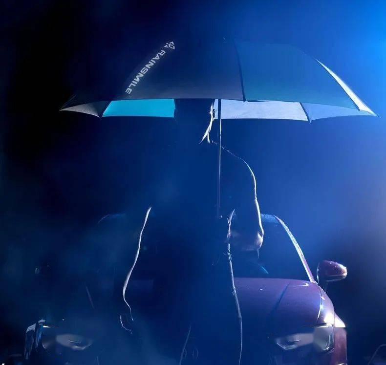 同时容纳3人!抗7级大风!夜间反光!这把黑科技纳米伞,击碎一切雨天烦恼