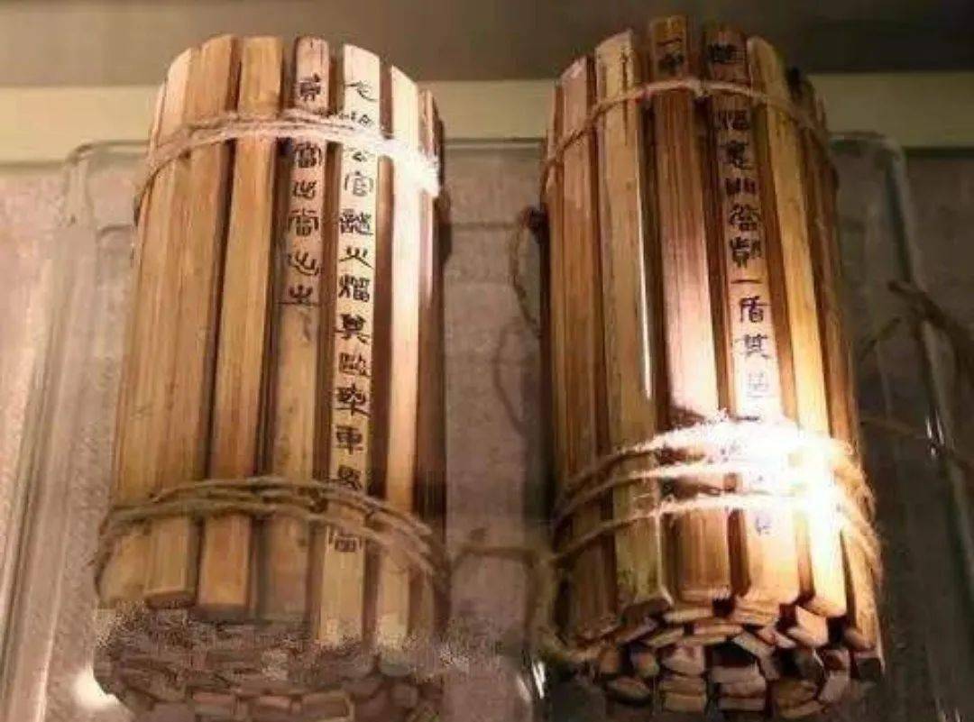 起先,人们把文字写在竹片或木片上,这些木片或竹片叫简或牍.