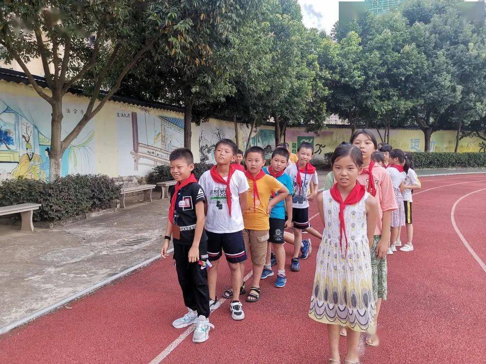 安远县东江源小学开展"沐浴党恩,快乐成长"关爱留守儿童活动