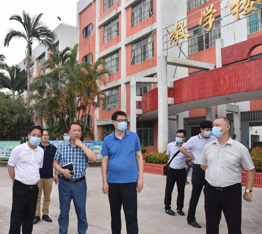 检查组一行实地察看了鮀浦中学高考考点考场安排,视频监控落实情况