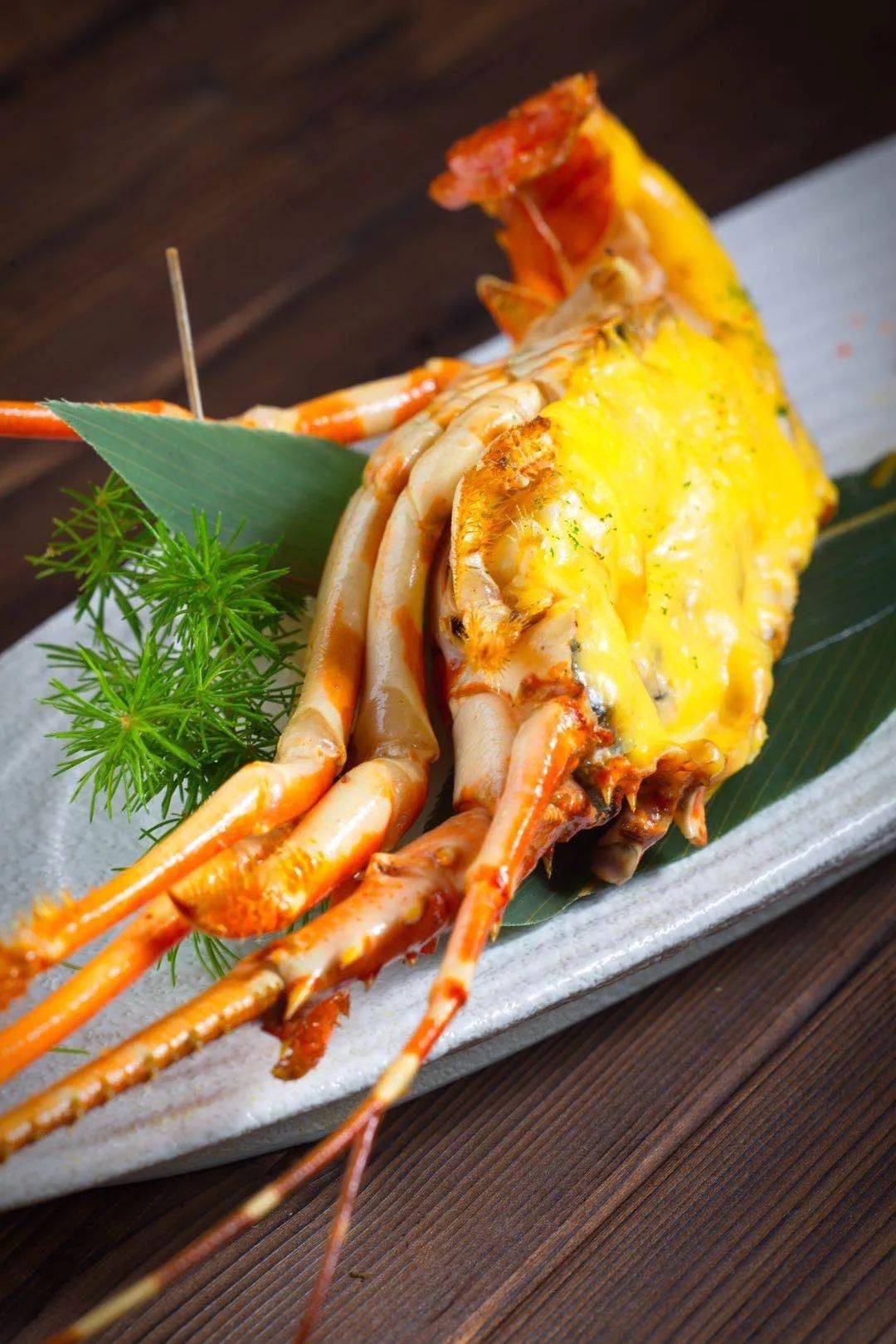 铁板烧风味波士顿龙,秘制酱料的点缀提鲜,龙虾的气势无法阻挡.