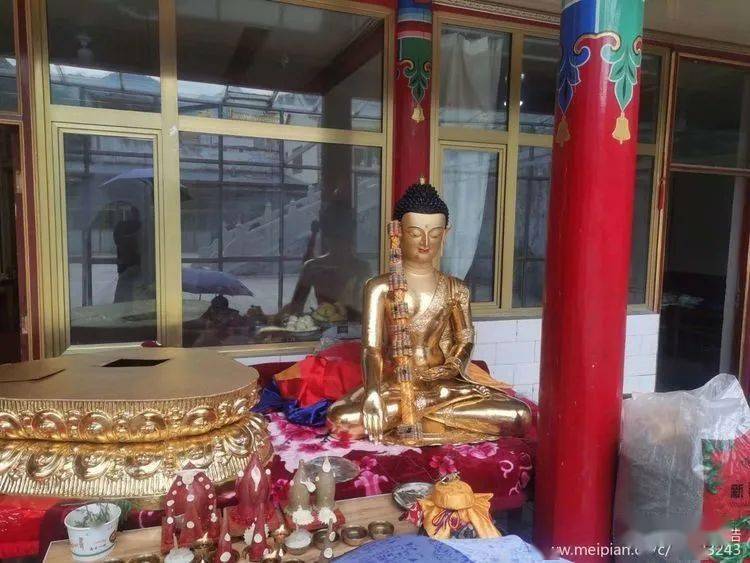 师伯家人在佑宁寺供养庄严慈悲的释迦摩尼佛像功德无量_活佛
