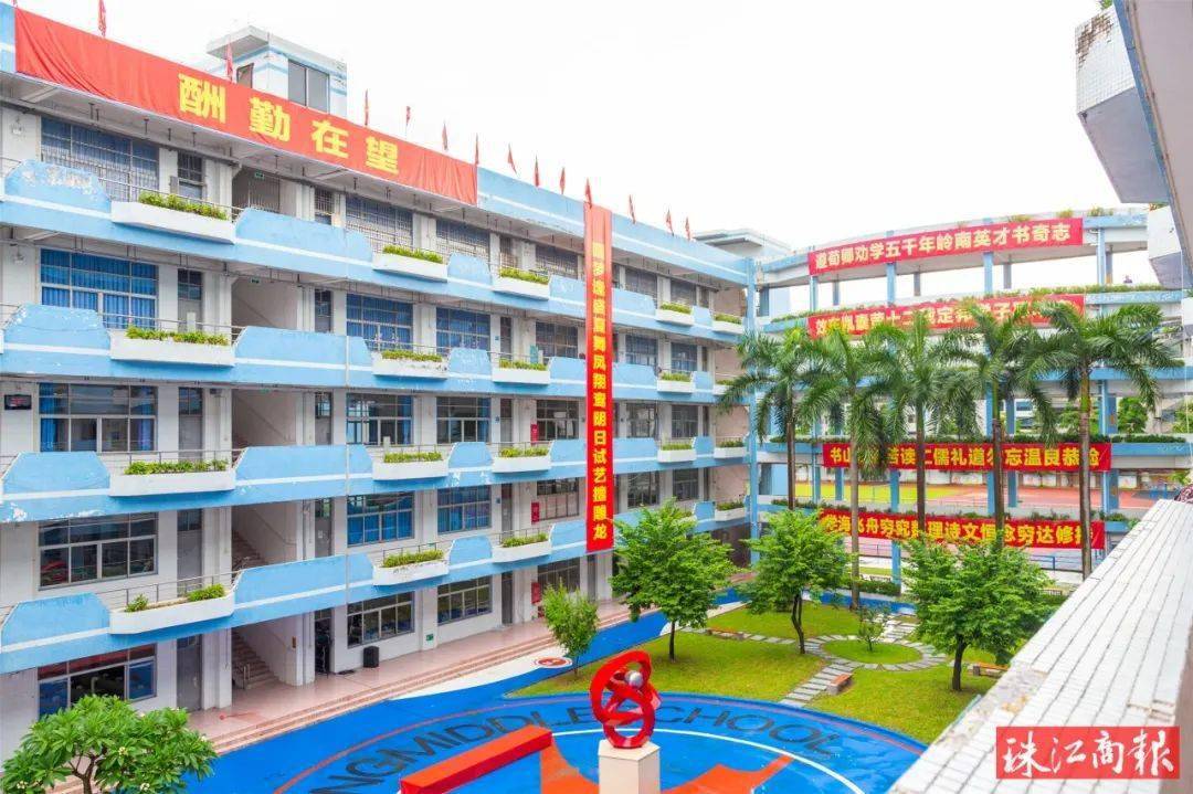 罗定邦中学张贴了为高考生加油鼓劲的横幅./珠江商报记者林安迪摄