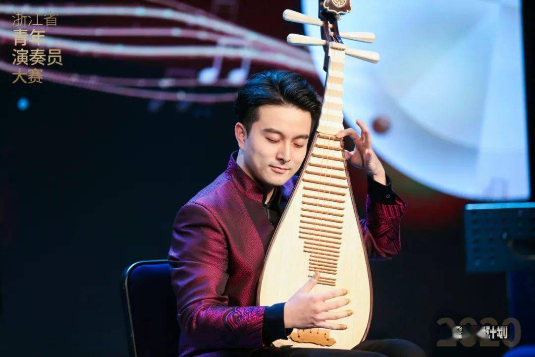 最终李跞凭借出色的琵琶弹奏技巧,拿到了民族弹拨乐a组的第一名.
