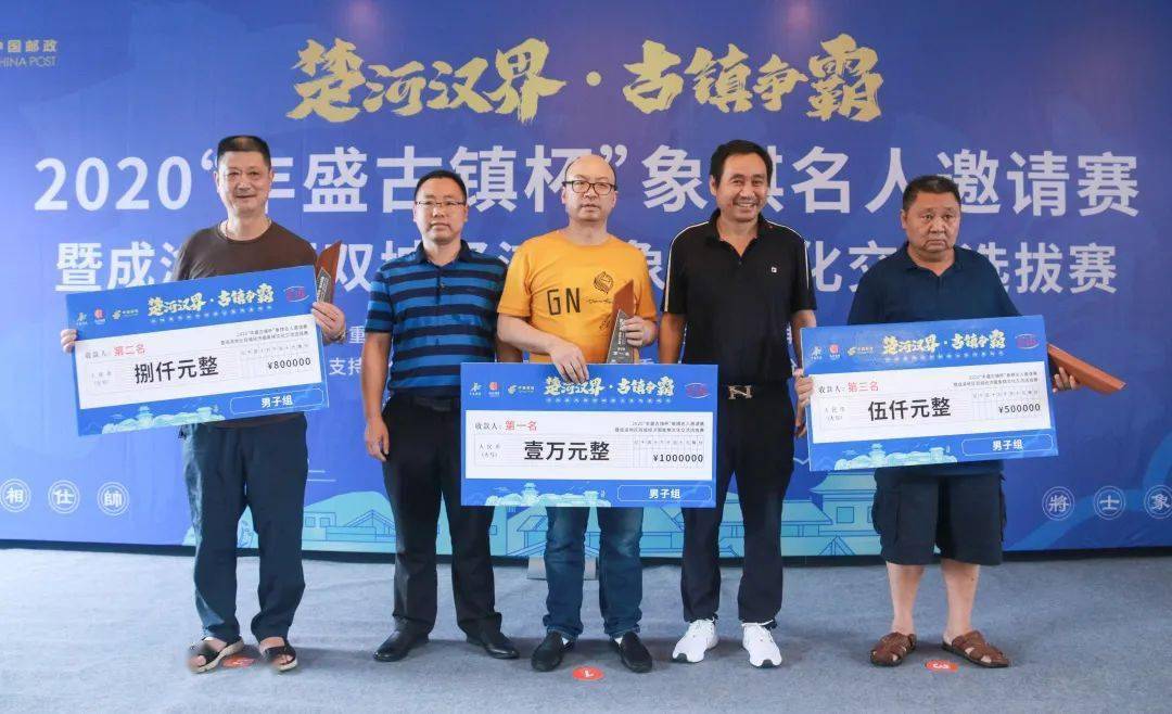 分别获得女子组前三名谭路垚,周佳颖,张若桐分别获得