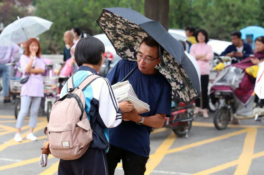 7月4日,家长接准备高考的孩子放学.