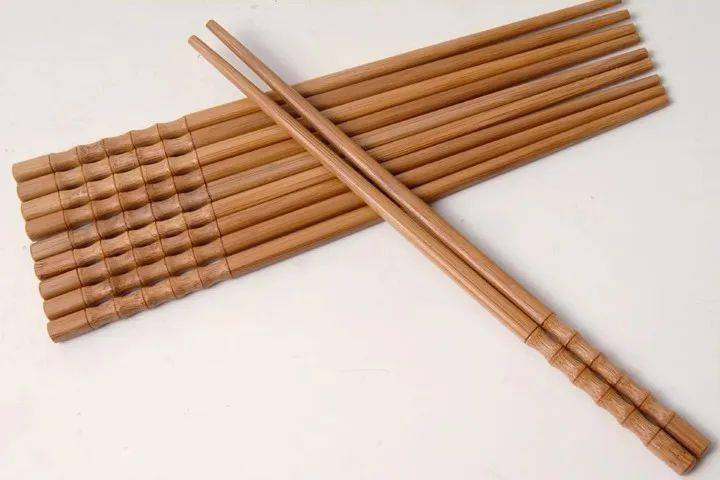 旧筷子用绳子绑一绑放在厨房特别实用学学吧