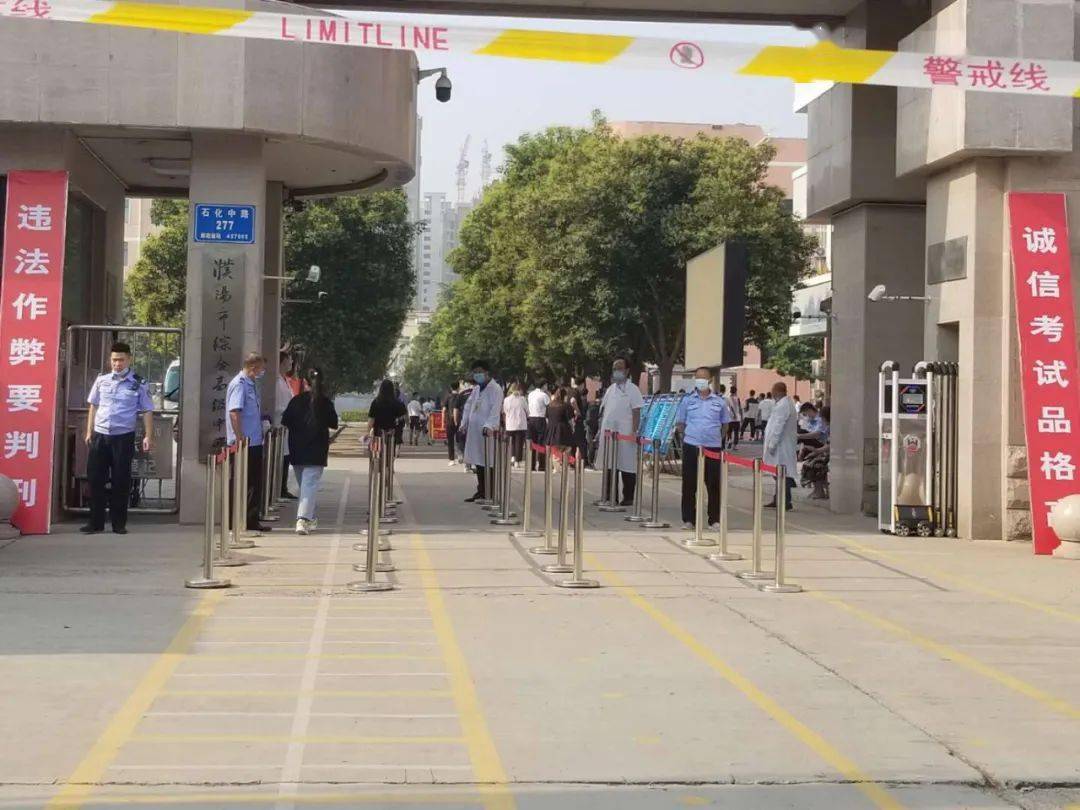 濮阳高考首日现场42106名学子奔赴考场各路大神齐聚