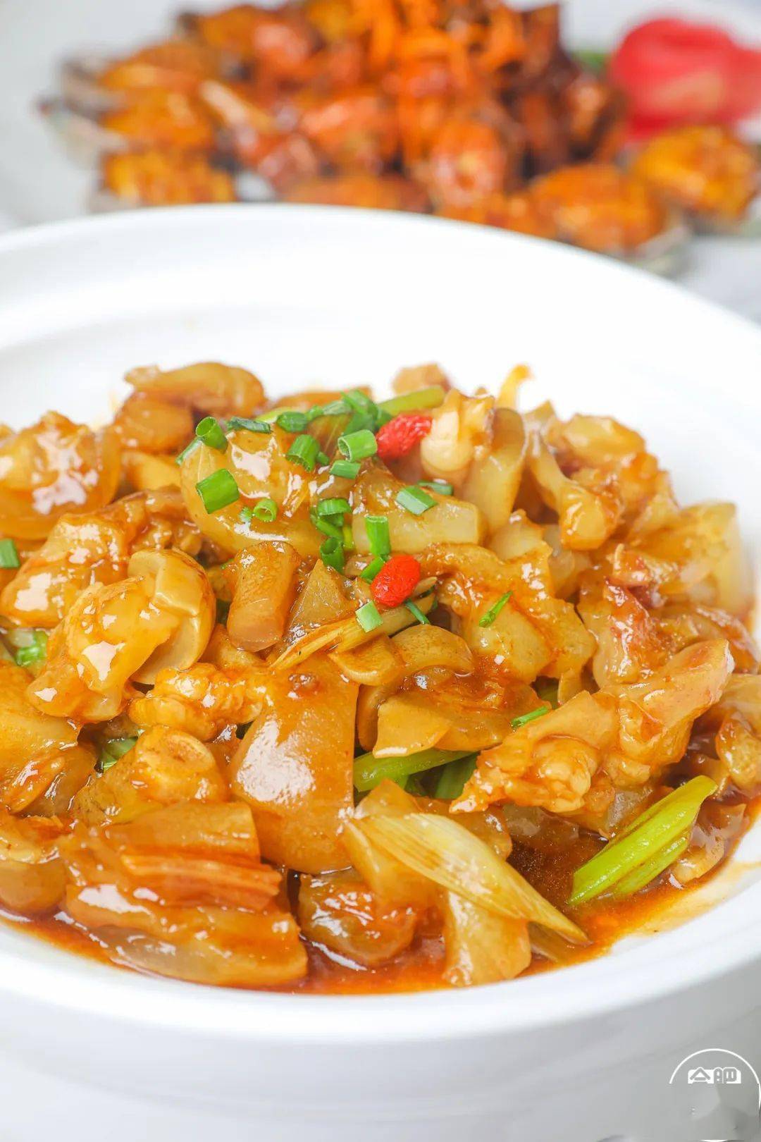 栀子牛蹄煲焖制的鲍鱼每一处缝隙都沾满了鲍鱼鸡汁,躺在面上就是