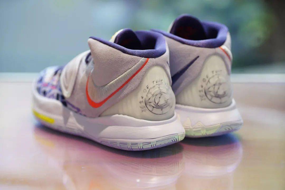 半透明的后跟点缀有经典的 "全知之眼",内层白色底面同样有图案元素.