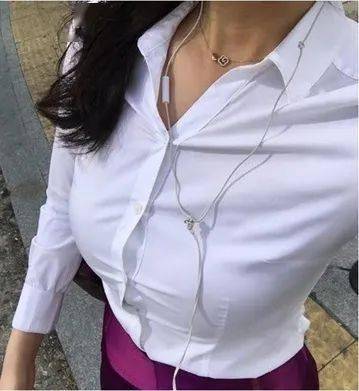 内衣轮廓显露无疑,毫无美感 身体被束缚,浑身不自在 都在穿白衬衫,比